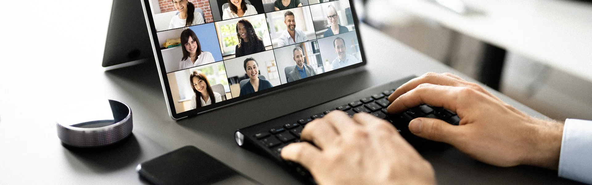 Oficina con persona en videoconferencia, entorno laboral moderno