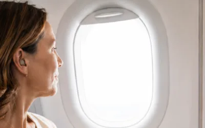 Presión en los oídos al volar: qué ocurre y cómo afecta si usas audífonos