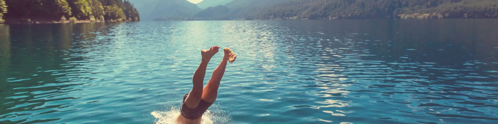 Persona con audífonos resistentes al agua disfrutando de actividad al aire libre